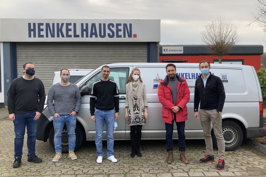 Werkstudenten vor Henkelhausen Fahrzeug