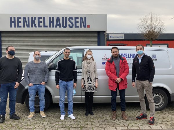 Werkstudenten vor Henkelhausen Fahrzeug