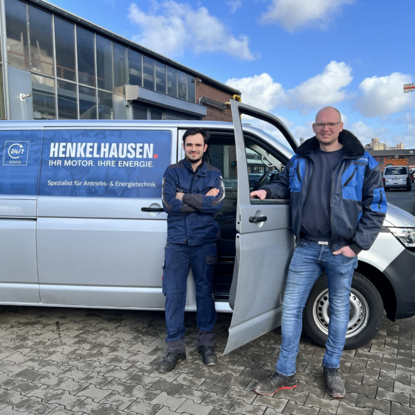 Service to go mit dem Serviceportal von HENKELHAUSEN. Zwei Servicetechniker stehen vor dem Servicefahrzeug