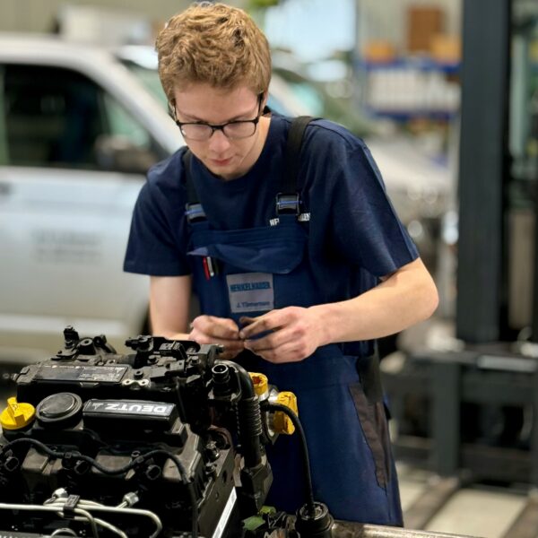 Servicetechniker bei der Reparatur eines Dieselmotors