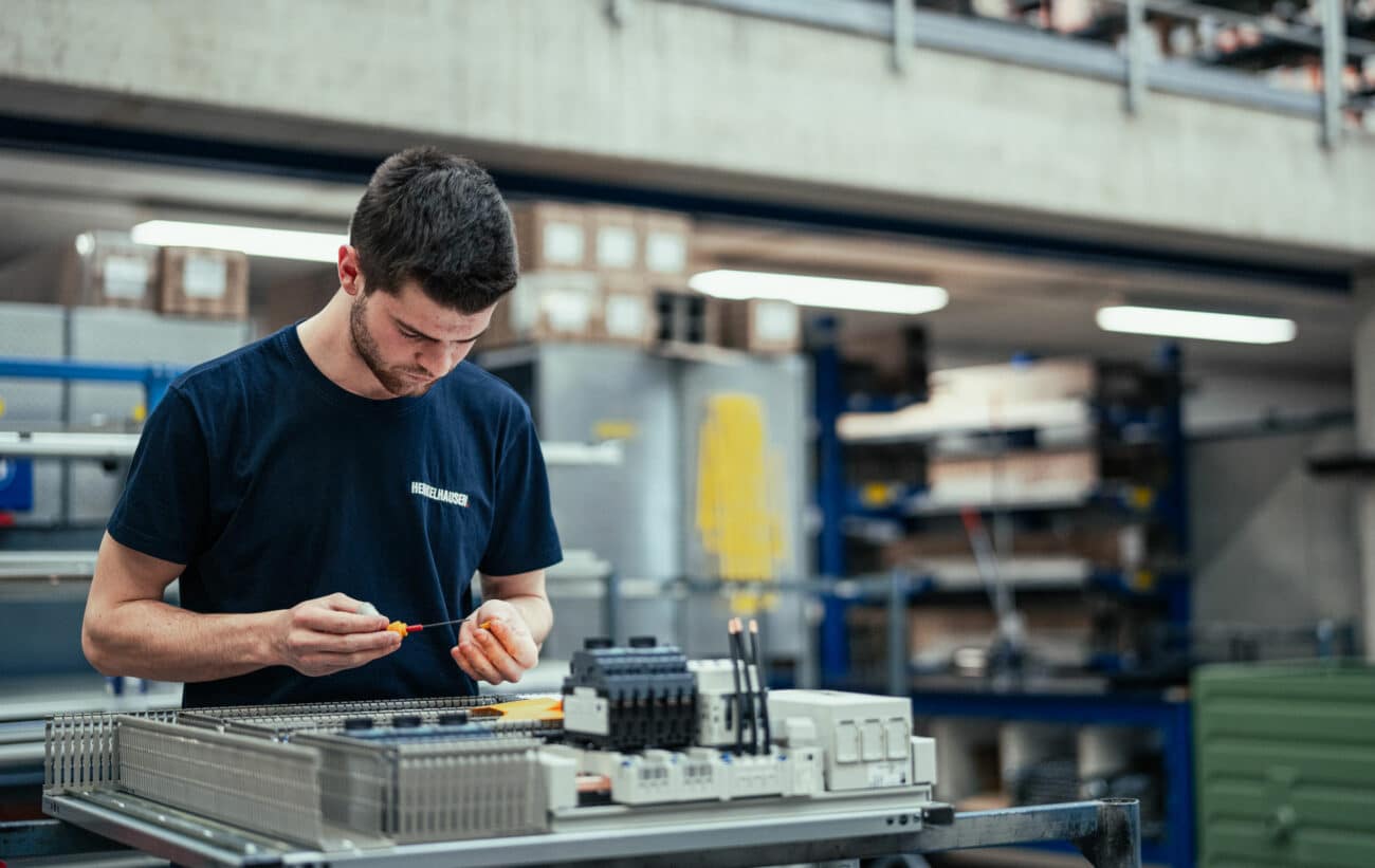 Elektrotechniker bei Fertigung einer Schaltanlage