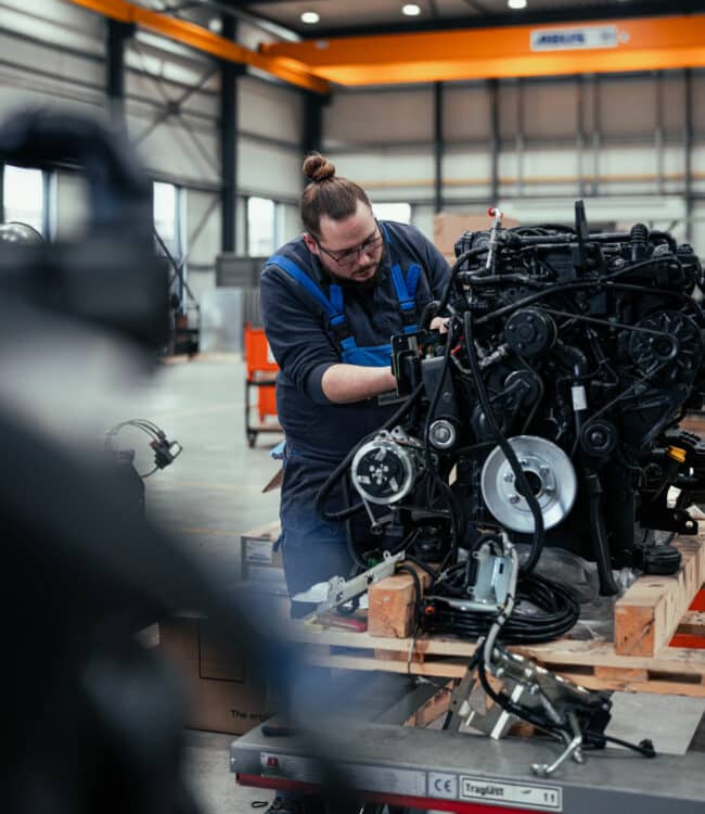 Mechaniker bei der Instandsetzung eines Motors