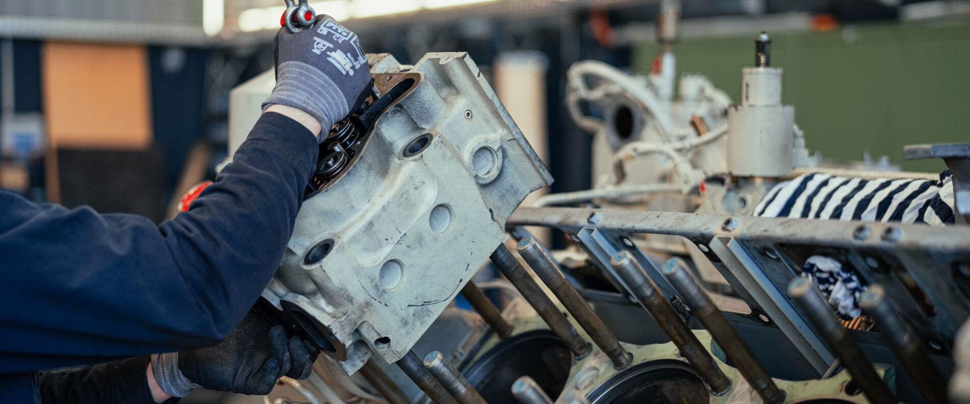 Mechaniker repariert Stromerzeuger in HENKELHAUSEN Werkstatt