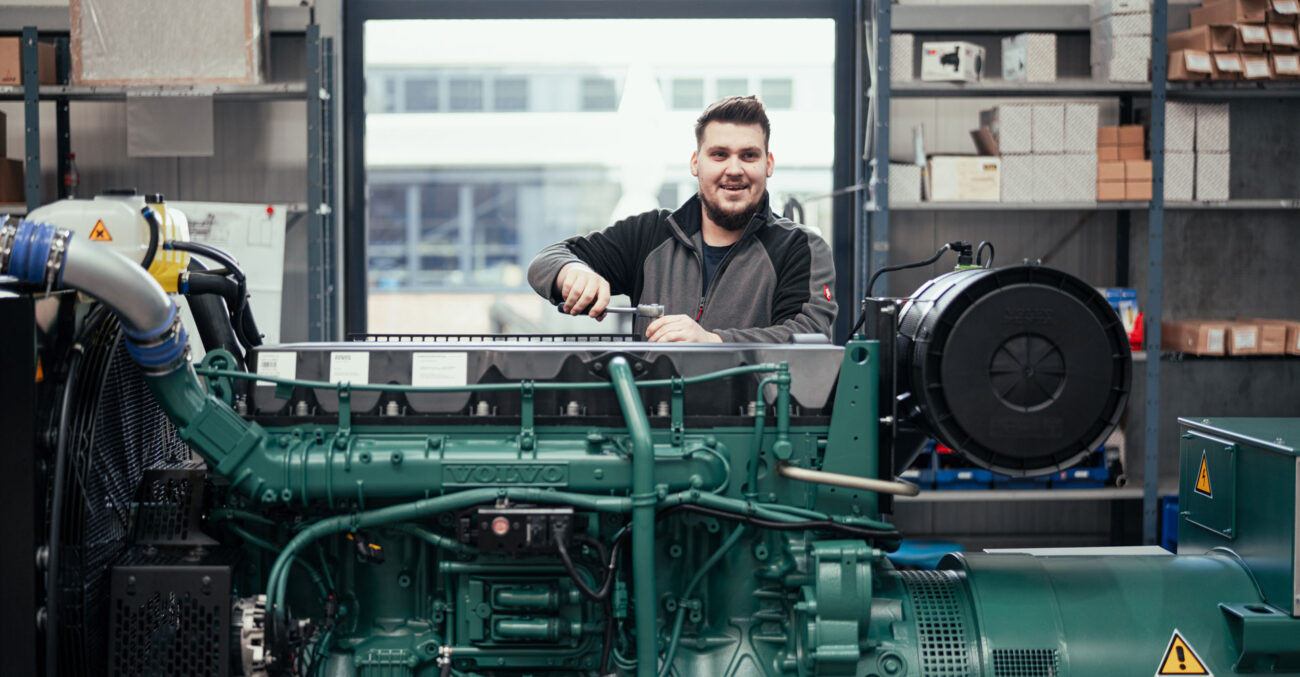 Stromerzeuger Reparatur Service an einem Notstromaggregat