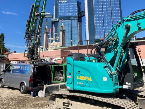 Servicewagen steht auf der Baustelle neben einem Bohrer