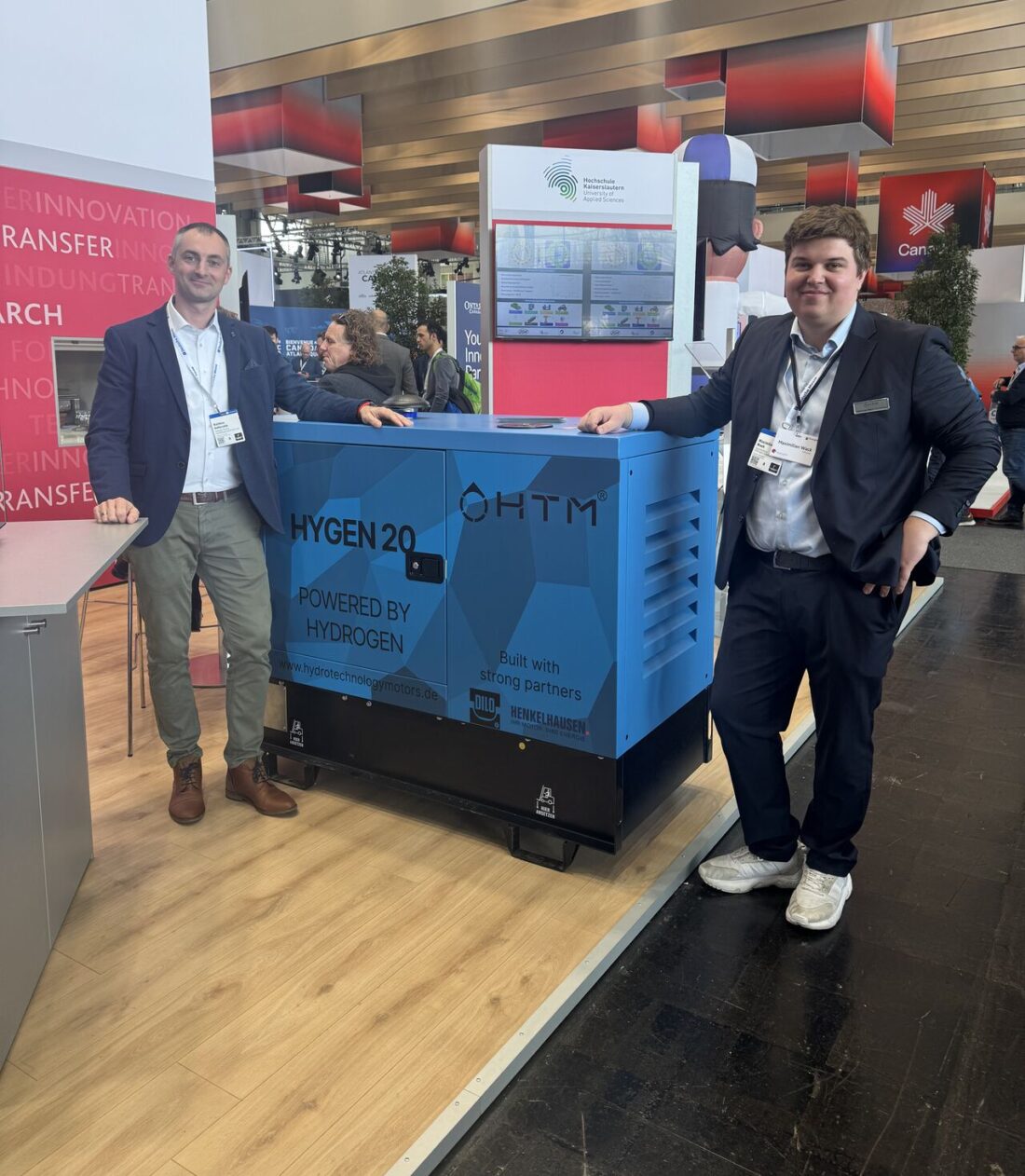 Das Aggregat wird auf der Hannover Messe präsentiert. Mit dabei Matthias Kellersohn und Maximilian Wack.