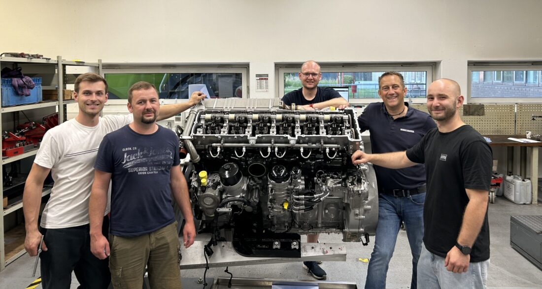 Techniker bei Mercedes Schulung