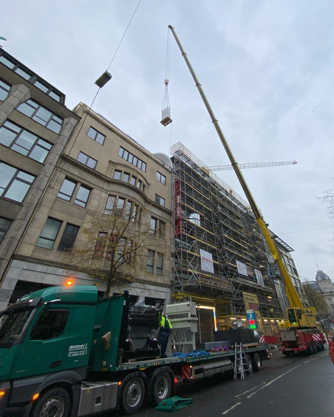 Das Aggregat wird vom Kran hochgezogen